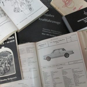 Abbildung von Originalprospekten und Fachliteratur zur Typenprüfung von klassischen Fahrzeugen bei Classic Data